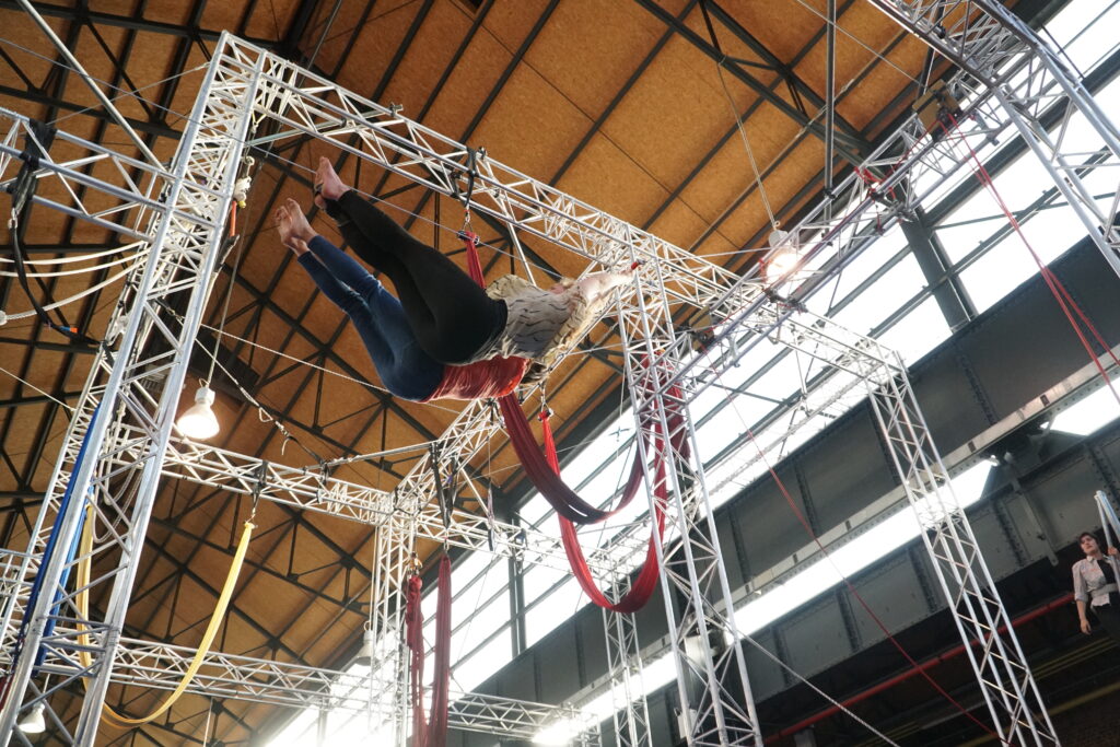 Ell Circo D’ell Fuego, Circus Doen, Circusles Vliegende trapeze, Foto: Florence Noirhomme