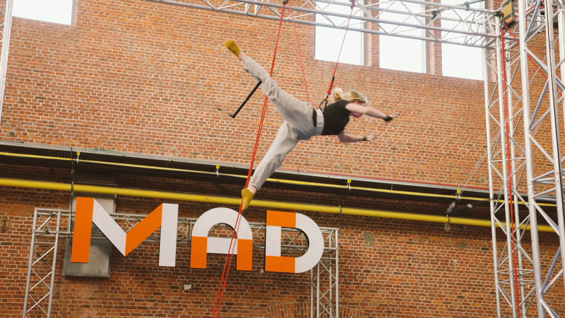 Ell Circo D’ell Fuego, Circus Doen, Circusles specialisatie Vliegende trapeze, Foto: Jasper Léonard