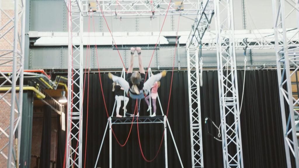 Ell Circo D’ell Fuego, Circus Doen, Circusles specialisatie Vliegende trapeze, Foto: Jasper Léonard