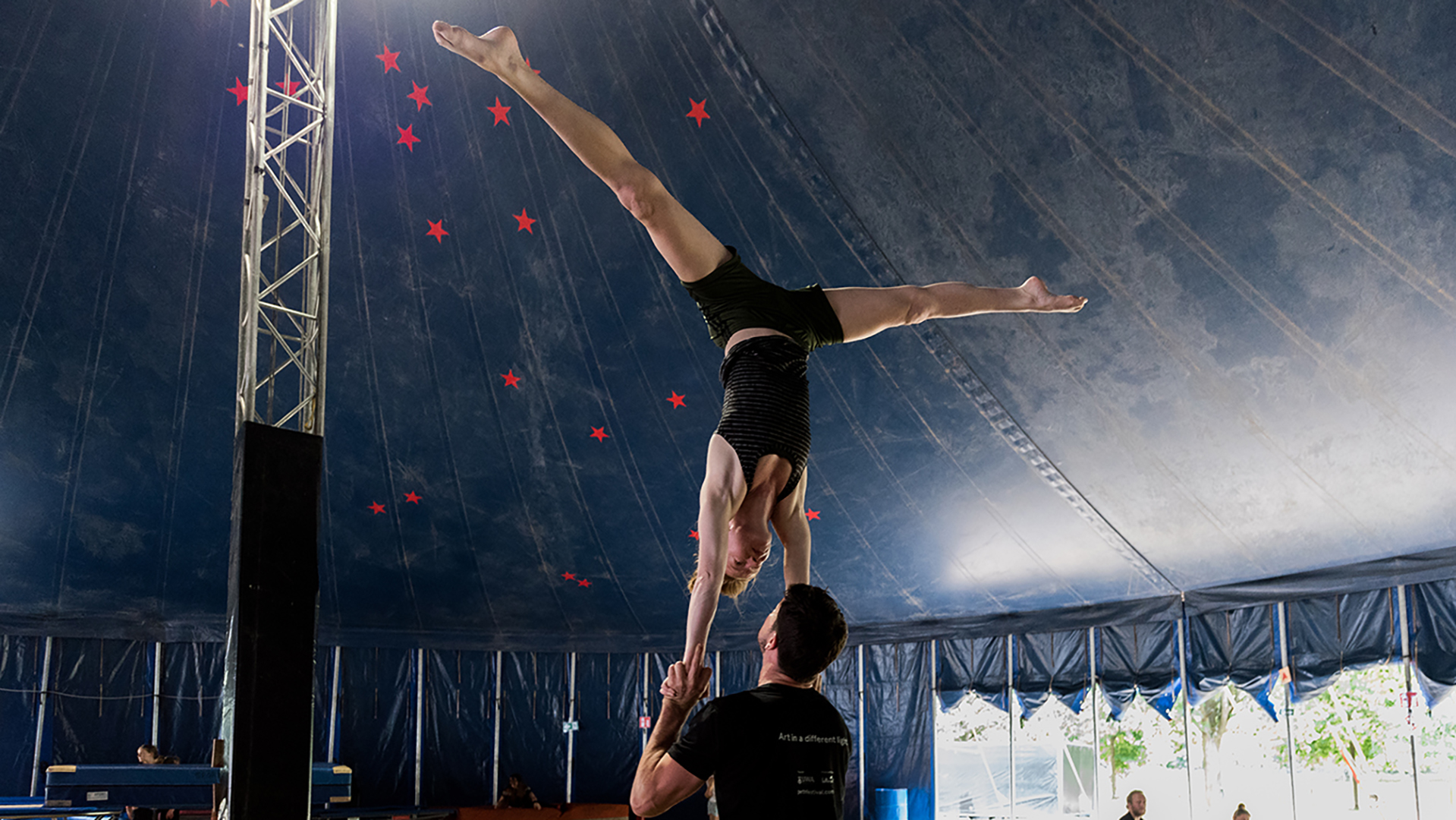 Ell Circo D’ell Fuego, Circus Doen, Circusles specialisatie Partneracrobatie, Foto: Patrick Lemineur