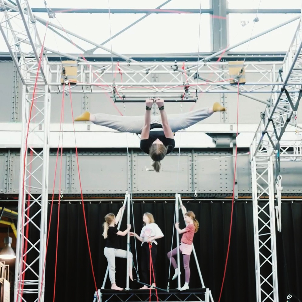 Ell Circo D'ell Fuego, Techniekvernieuwing, Vliegende trapeze, Jasper Léonard