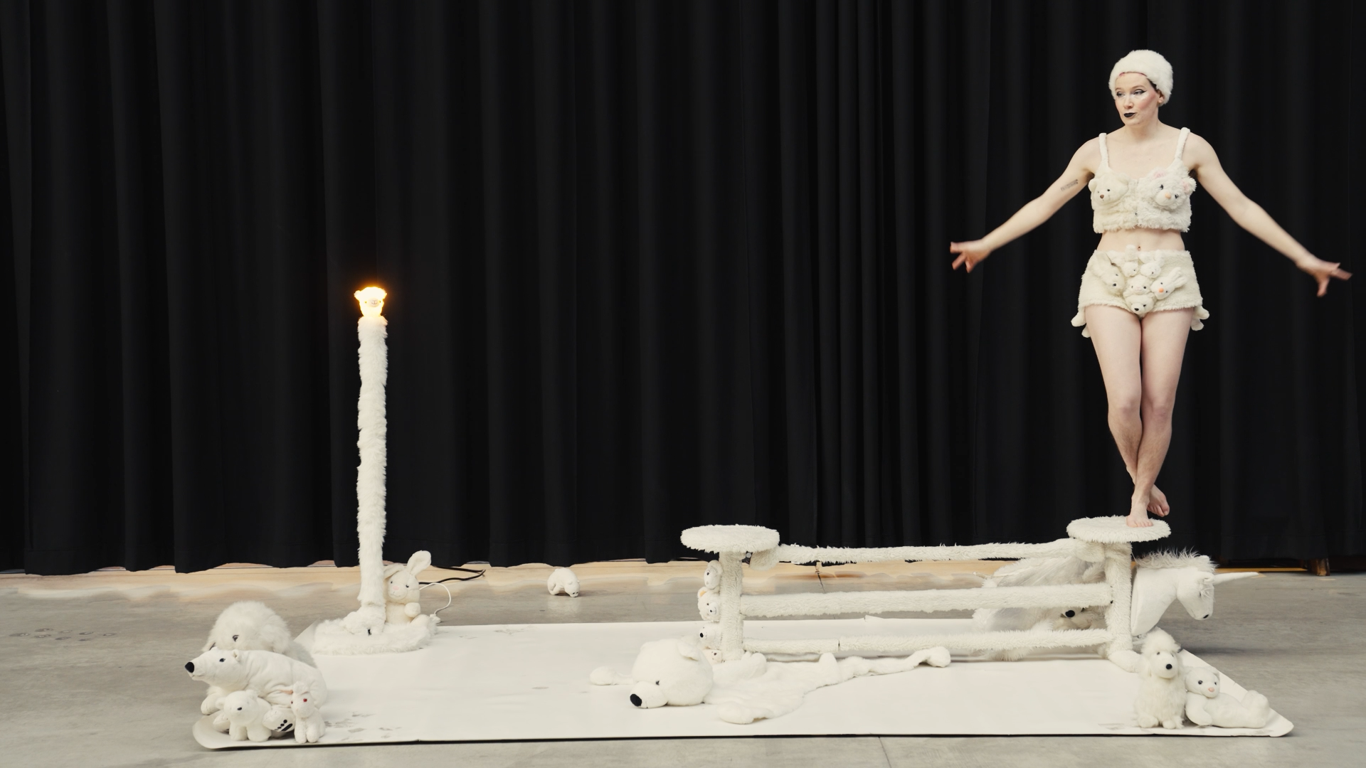 Ell Circo D'ell Fuego, circus boeken, More is more, Sien Van Acker, foto: Jasper Léonard