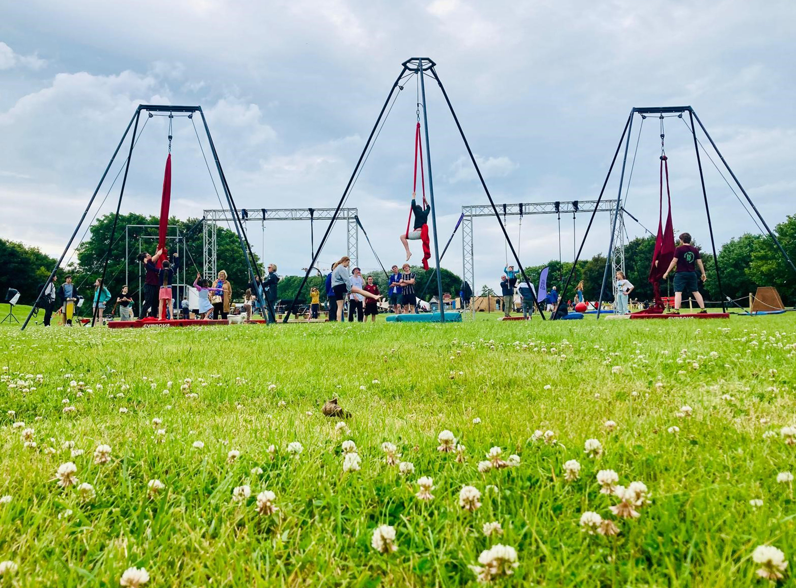 Ell Circo D'ell Fuego, Circus boeken, Aerial Village