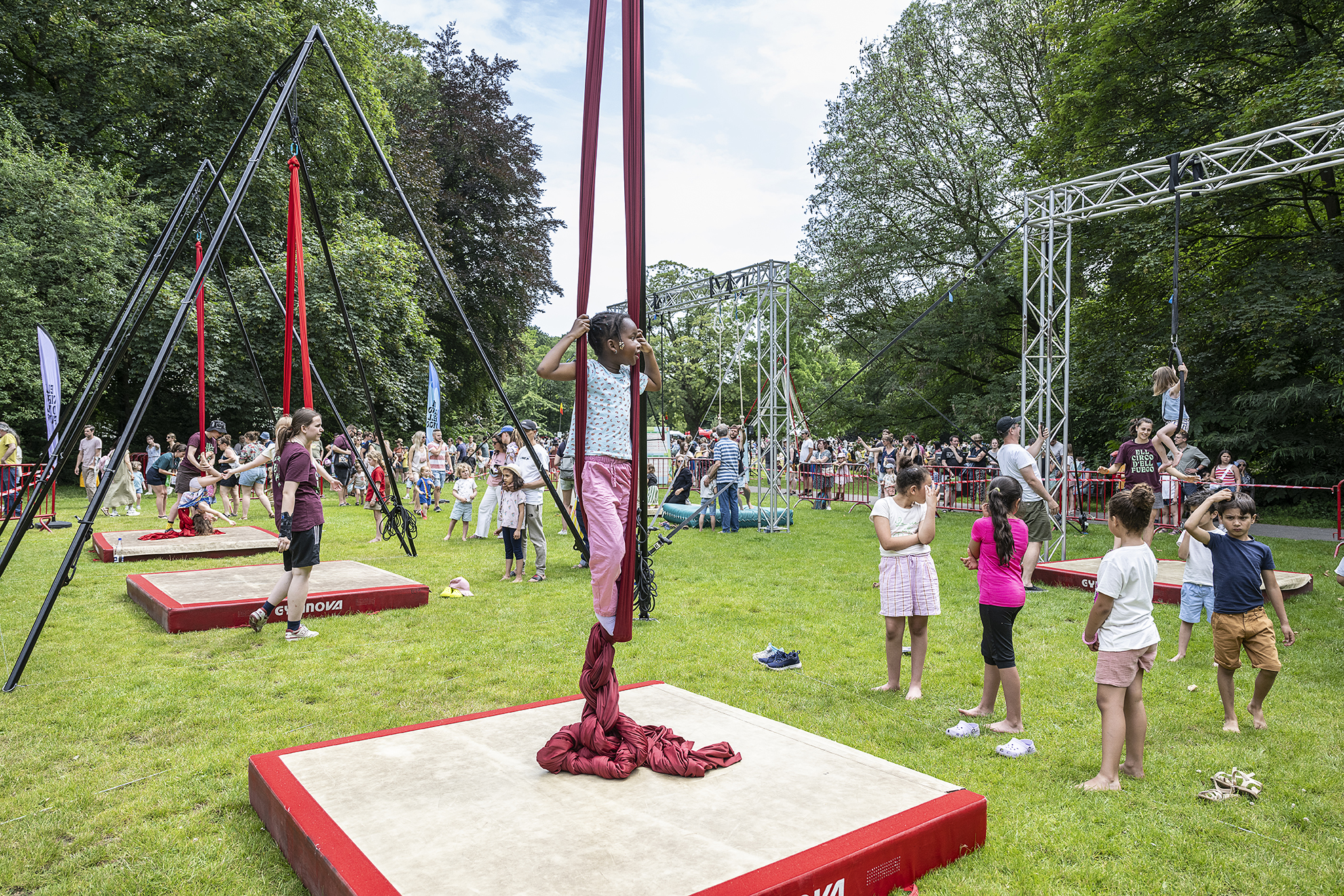 Ell Circo D'ell Fuego, Aerial Village, Sigrid Spinnox voor Circus Boelaere